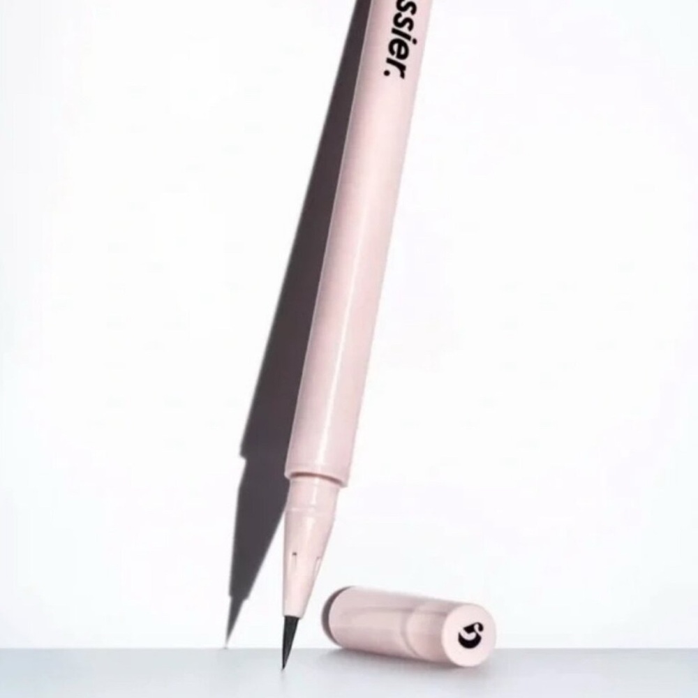 Glossier Paris France Pro Tip Brush Point Liquid Eyeliner - Black Noir